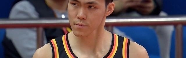 乐鱼体育官方网站-历史罕见里程碑！庞峥麟“菜鸟”赛季入选CBA本土最佳一阵